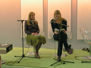 Kerstin Preiwuß (rechts) bei einer Lesung zur Buchmesse 2010.
