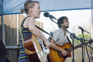 Das Dresdner Duo "Nellis Elefant" eröffnete den Songslam.