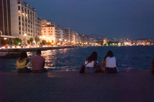 Die Uferpromenade am Abend.