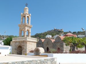 Kirche und Burgruine in Asklepio